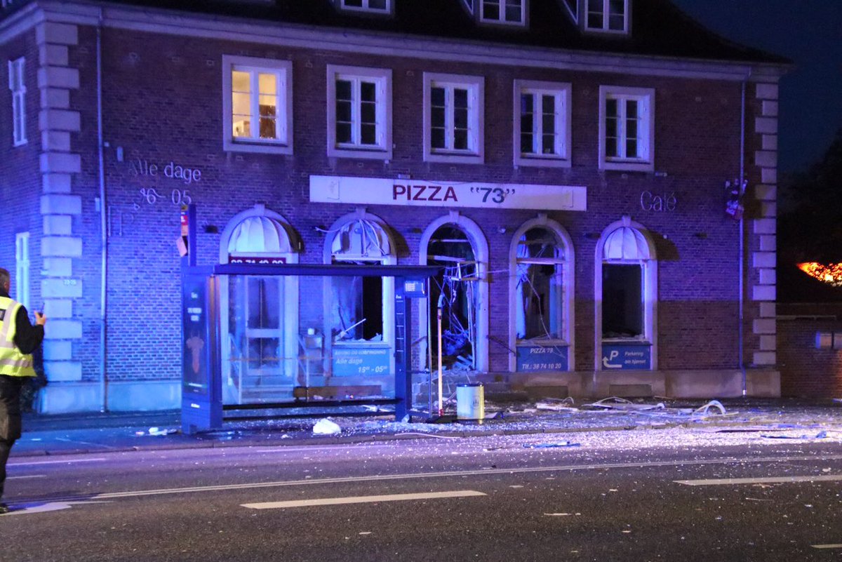 pressefotosdk's tweet photo. Kæmpe eksplosion på pizzaria i København onsdag morgen.
#eksplosion #pizza73 #politidk #nyheder https://t.co/JjLfeJorGC