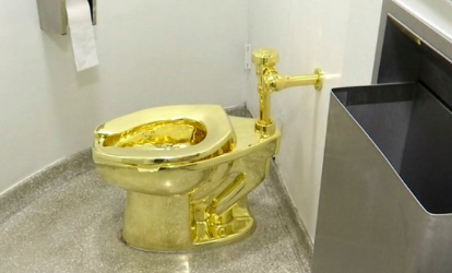 cquirarte's tweet photo. Robaron este #excusado de oro que es una obra de arte valuada en 1,25 millones de dólares del artista italiano Maurizio Cattelan y que se exhibía como parte de una exclusiva exposición, ya se tienen detenidos. https://t.co/MPMv47MFl9
