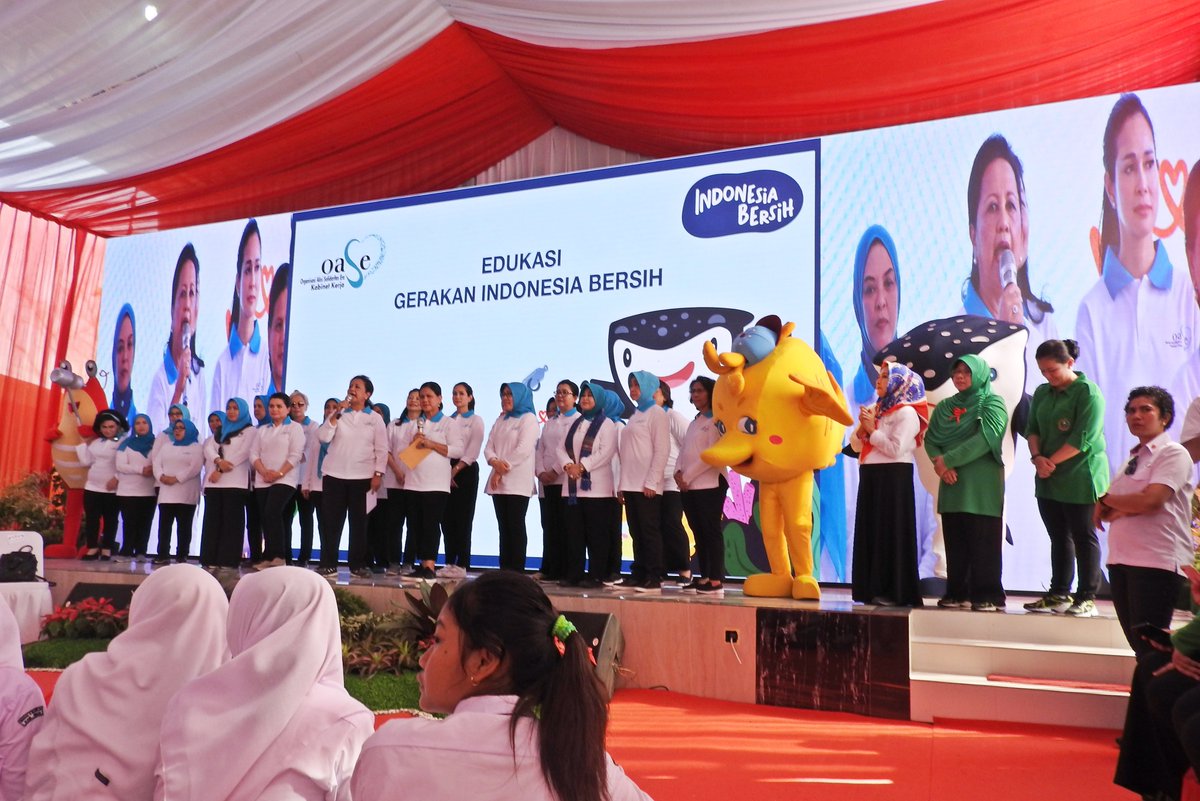 OASE_KK's tweet photo. OASE Kabinet Kerja bersama ibu Negara Iriana Joko Widodo kemudian menuju Aula RW 30 untuk sosialisasi, edukasi serta berdialog seputar gerakan Indonesia Bersih bersama siswa-siswi SMA setempat, Babelan, Bekasi, 16 September 2019. 2/2. https://t.co/T7APaDtYXd