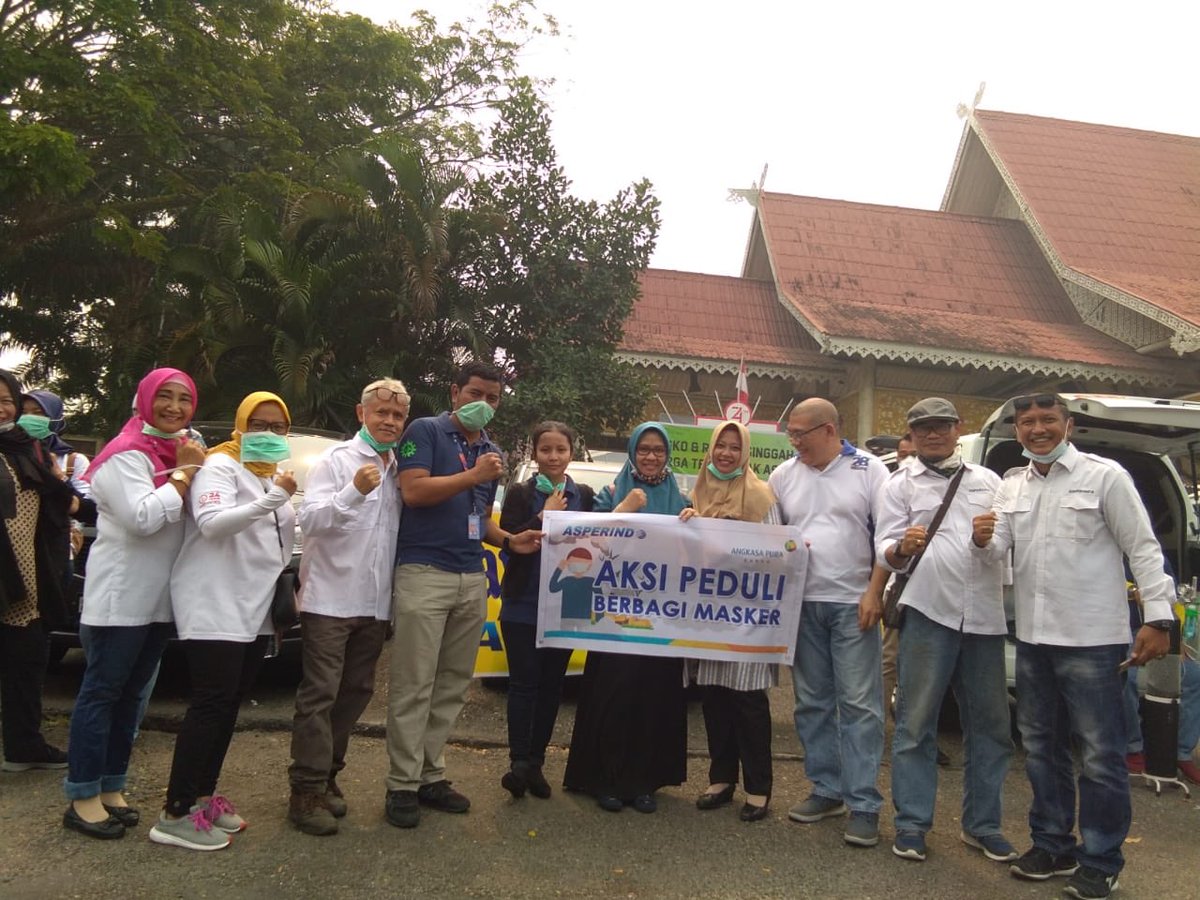 AP_Kargo's tweet photo. Aksi Peduli Berbagi Masker Angkasa Pura Kargo bersama Asperindo kepada masyarakat di Pekanbaru.

#angkasapurakargo
#apk
#ap2
#Pekanbaru https://t.co/udd30ucDlE