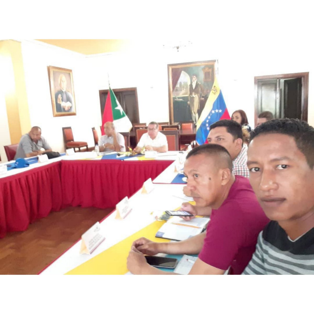 DarlinPsuv's tweet photo. Ayer sostuvimos reunión de trabajo con el Gobernador del estado Trujillo @RangelSilva4F y los alcaldes bolivarianos para seguir trabajando como un solo gobierno por el bienestar de nuestro pueblo. #JuntosTodoEsPosible @NicolasMaduro https://t.co/isaWvso785