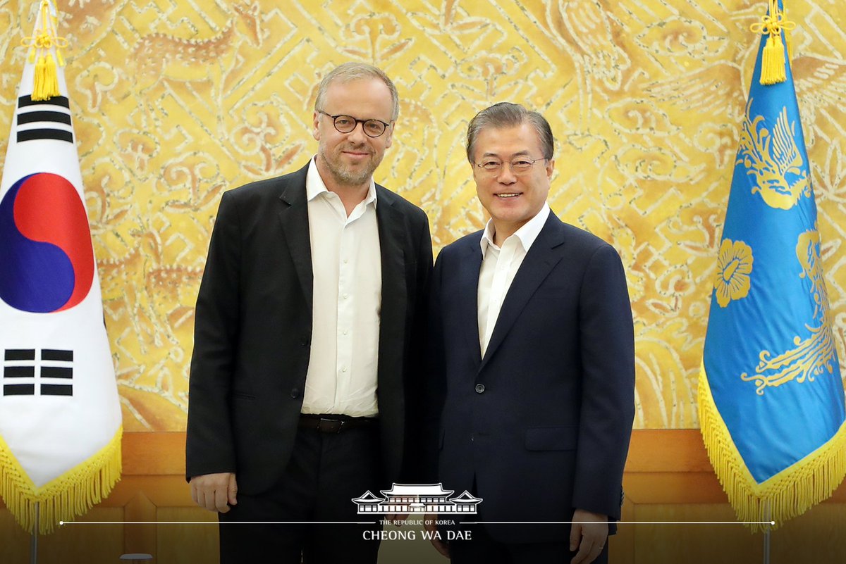 언론의 자유야말로 민주주의의 근간이라고, 또 민주주의의 기본이라고 그렇게 생각합니다. 뿐만 아니라 언론이 자유로우면서도 공정한 언론으로서 역할을 다할 때 사회가 건강하게 발전해 나갈 수 있을 것이라고 믿습니다. 앞으로도 국경없는기자회가 계속해서 큰 역할을 해 주시기를 당부드립니다.