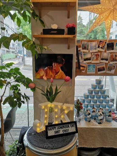 msdebbyes's tweet photo. @jktime__9791
開心能參與妳的生日應援活動。
咖啡廳的氣氛跟妳鏡頭底下的JK一切都很美,
期望明年也能見證妳對Jung Kook愛情所展示的一切。
I Know that you love JK more and more each day as time goes by. ❤
#MemoryWithFriends #cafeAVVIO #JKTIME https://t.co/yq9Up09mz1