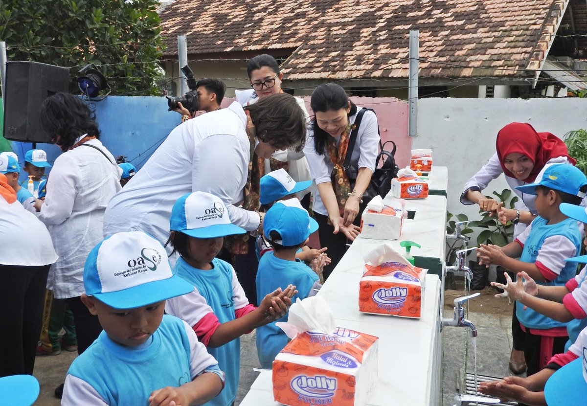 OASE_KK's tweet photo. OASE Kabinet Kerja bersama ibu Negara Iriana Joko Widodo mengunjungi PAUD SPS Bustanul Amin untuk senam bersama, sosialisasi cuci tangan dan berdialog dengan anak-anak PAUD setempat, Palembang, 17 September 2019. 1/4. https://t.co/cZV3ooCVPv