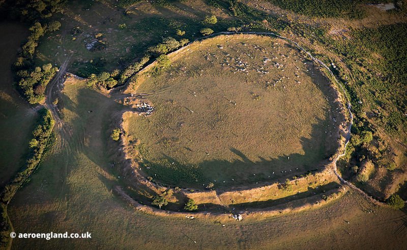 Durotrigesdig's tweet photo. It’s #HillfortsWednesday (huzzah!) - here’s the speactacular #BuryCastle #Cardinham #Cornwall, a univallate 1.5ha beauty looking S with a second rampart to the N and entrance on the E. This epic aerial photo in low sunlight by #JonathanWebb © AeroEngland
https://t.co/L95qIZYZek https://t.co/GQB3u2l0R5