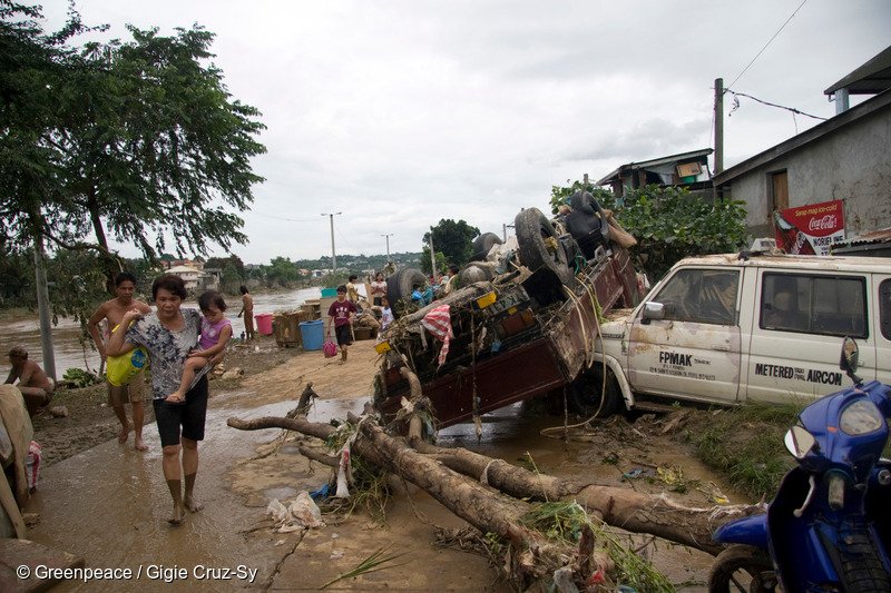 gpph's tweet image. Impacted communities in the Philippines continue to come forward, demanding #ClimateJustice. They are doing this for all Filipinos, because we're all at risk to the #ClimateEmergency

Stand with them &amp;gt;&amp;gt; act.gp/30fTKrS

Image: Typhoon Ondoy (Ketsana) aftermath in Marikina