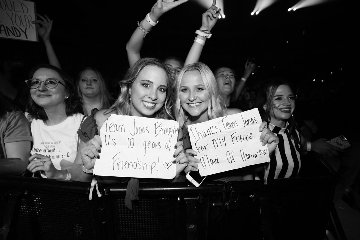 jonasbrothers's tweet photo. Milwaukee 💚 #happinessbeginstour https://t.co/HTsVOZmQ5q