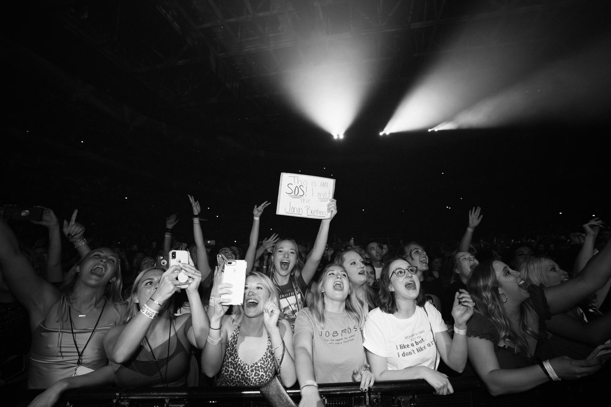 jonasbrothers's tweet photo. Milwaukee 💚 #happinessbeginstour https://t.co/HTsVOZmQ5q