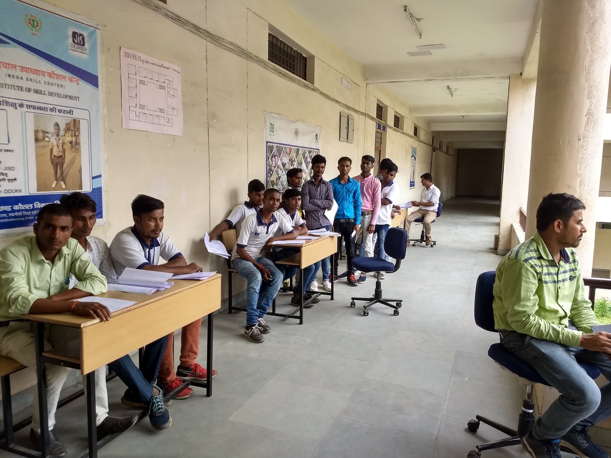 jsdms_jharkhand's tweet photo. A Campus Mega Placement Drive was organised at DDUKK Center, Gola. During the drive  #MarutiSuzukiIndia Ltd selected 137 trainers out of 270 after written test and interview. #JSDMS wishes all a very bright future. https://t.co/lra1yhQBr1