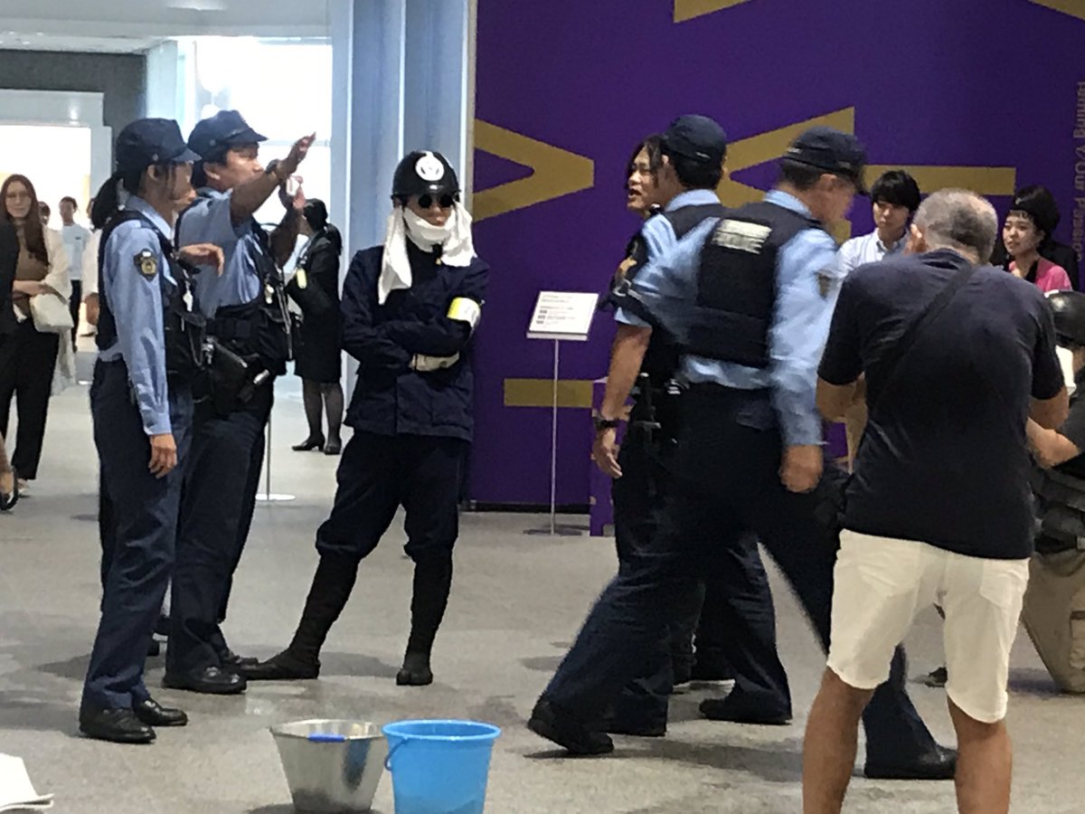 ট ইট র 微笑みの塔 それがおかしいと申し上げているのです 警察官や兵士は男性の仕事であり 女性がするものではありません ট ইট র 微笑みの塔 それがおかしいと申し上げているのです 警察官や兵士は男性の仕事であり 女性がするものではありません