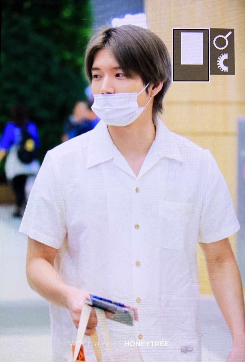 wh_honeytree's tweet photo. 190918 GMP 출국 #우현 🐝 톤다운된 머리로 등장해쪼 ㅋㅡㅋ 기분이 좋아~~~~~~~~~ https://t.co/AQJNZdKEjM