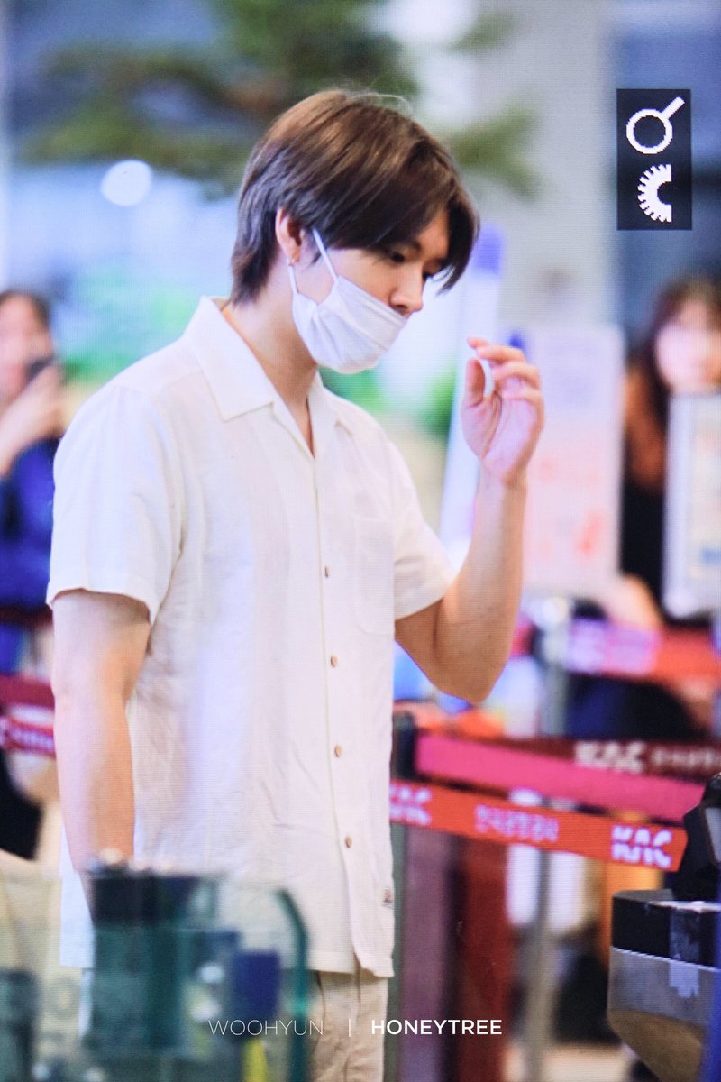 wh_honeytree's tweet photo. 190918 GMP 출국 #우현 🐝 톤다운된 머리로 등장해쪼 ㅋㅡㅋ 기분이 좋아~~~~~~~~~ https://t.co/AQJNZdKEjM