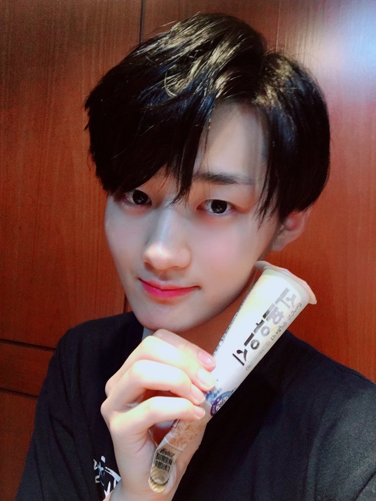 by_verivery's tweet photo. [#용승]
신메뉴 보자마자 사준 호영이형😆😆😆
잘먹을게요 헤헷☺️
#베리베리 #VERIVERY #베러 #VERRER #호영이형 #취향저격 #신메뉴 #식혜아이스 https://t.co/2qxpABpPfV