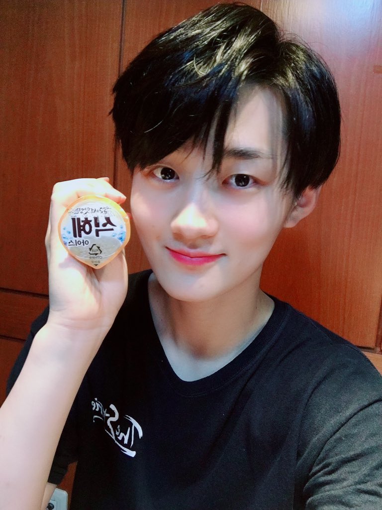 by_verivery's tweet photo. [#용승]
신메뉴 보자마자 사준 호영이형😆😆😆
잘먹을게요 헤헷☺️
#베리베리 #VERIVERY #베러 #VERRER #호영이형 #취향저격 #신메뉴 #식혜아이스 https://t.co/2qxpABpPfV