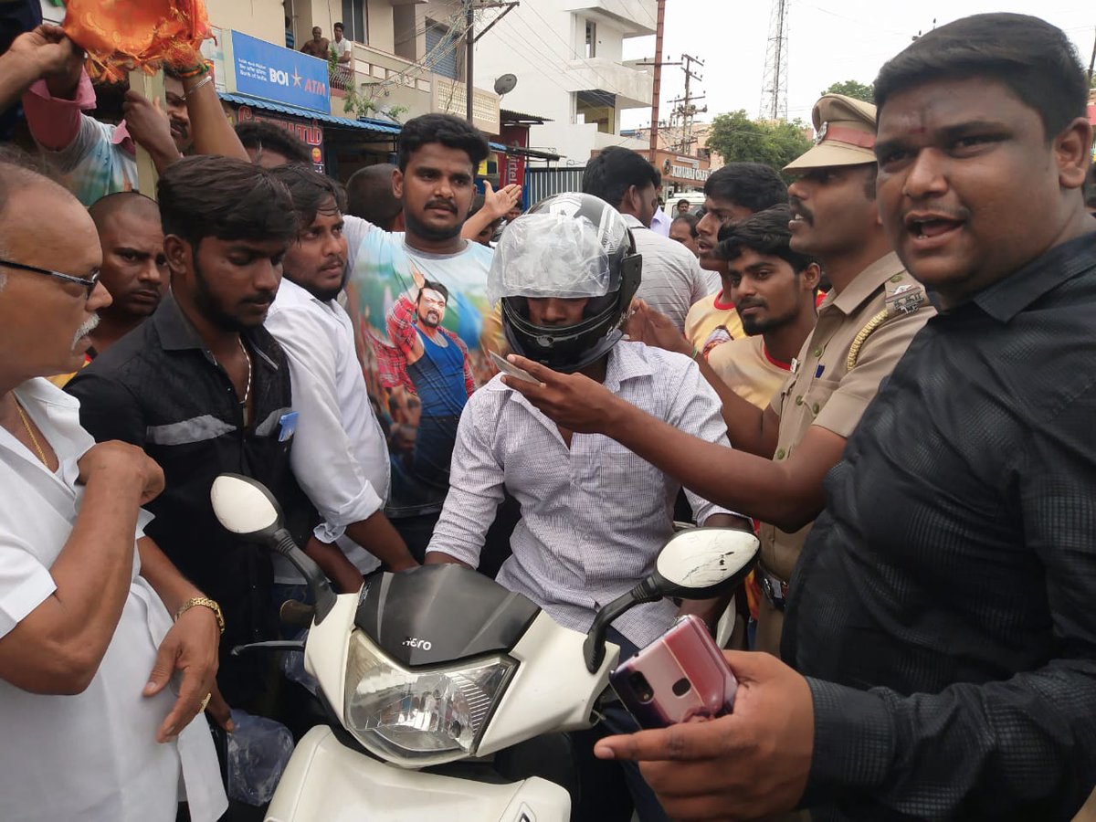ranjithsuryafc's tweet photo. #காப்பான் திரை படத்தை முன்னிட்டு நலத்திட்ட உதவிகளின் தொடக்கமாக இன்று  #150நபர்களுக்கு ஹெல்மெட் மாவட்ட தலைவர் LT #ராஜ்குமார் 
முன்னிலையில் திருத்தணி காவல் நிலைய அதிகாரிகளின் தலைமை இல் வழங்கப்பட்டது Annan @Suriya_offl ❤@rajsekarpandian @SuriyaFansClub 
  #tiruttanisfc #tiruvallur https://t.co/3JovxqCKnS