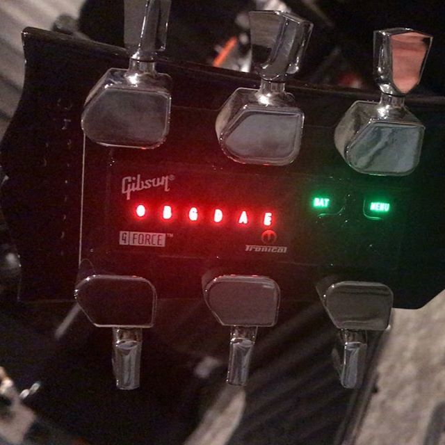 lucid_structure's tweet photo. Self-tuning Gibson Les Paul. Pretty sweet! Great colors on the body as well. #lespaul #gibson #selftuning #guitar #musician #recordingstudio #guitarist https://t.co/YNkIzrX552