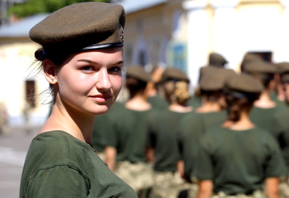 Нині у Збройних силах України на військовій службі перебувають понад 27 тисяч жінок.
Статус учасника бойових дій отримали 9916 жінок. 166 із них відзначені державними нагородами.
#Opendata #Суспільнеоко #ДобраНовина #ЗСУ #Україна #армія #жінки