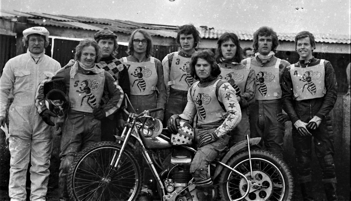 mikebradio's tweet photo. Let's see how good you are today. . apart from Mitch Shirra, who else can you name in the Coventry Bees team shot? @UprightSpeedway @retrospeedway @Speedway_Photos
#classicspeedway #scottishspeedway #Coatbridge #Scotland https://t.co/sFhWoSfvwc