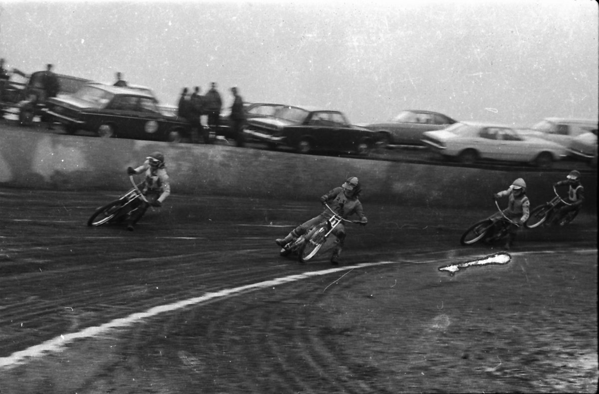 mikebradio's tweet photo. Let's see how good you are today. . apart from Mitch Shirra, who else can you name in the Coventry Bees team shot? @UprightSpeedway @retrospeedway @Speedway_Photos
#classicspeedway #scottishspeedway #Coatbridge #Scotland https://t.co/sFhWoSfvwc