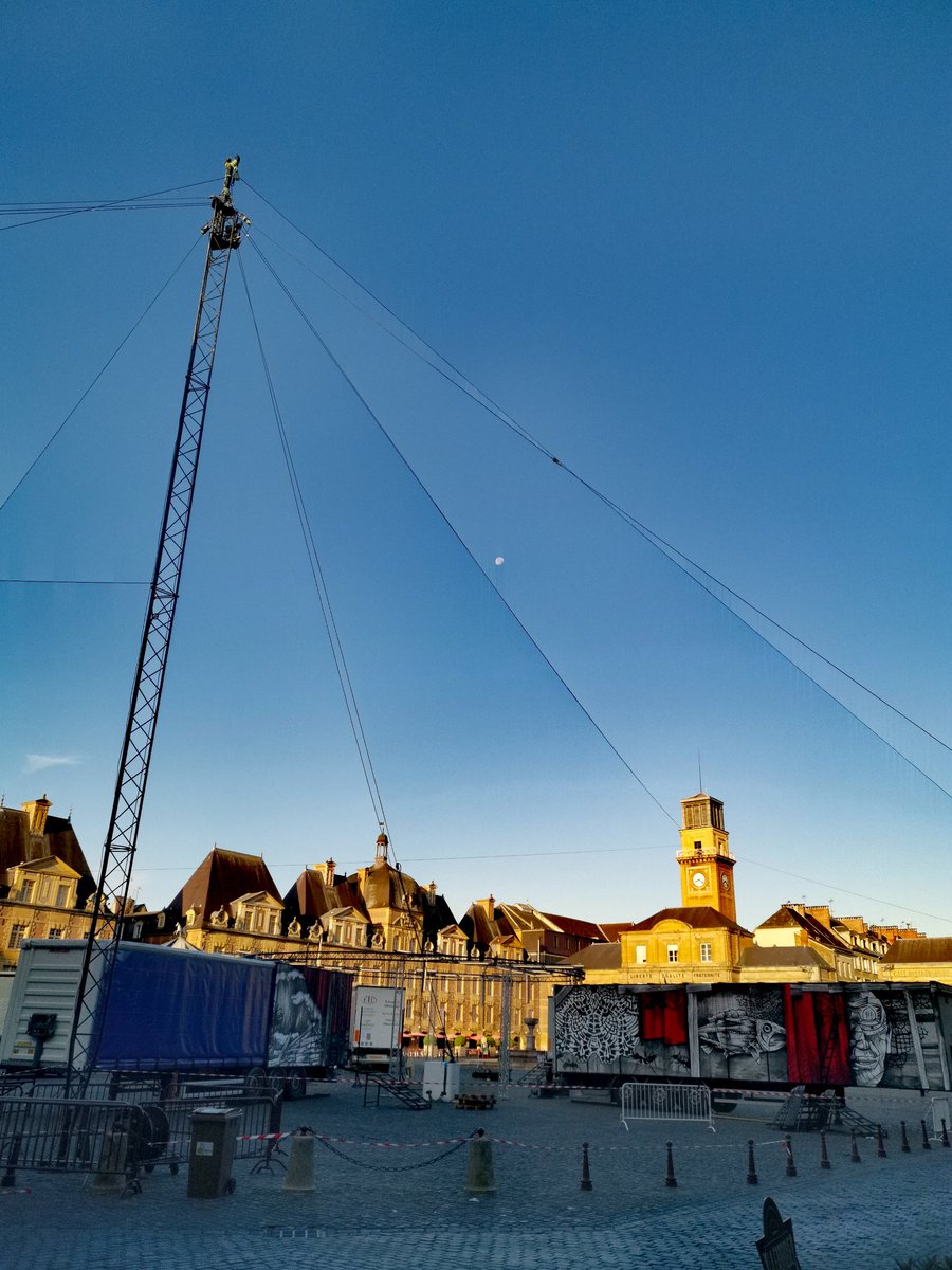 WigericS's tweet photo. La #placeducale se prépare pour le spectacle d'ouverture #FMTN #CharlevilleMezieres #PlacedesAnges https://t.co/oaFYoXJ1dU
