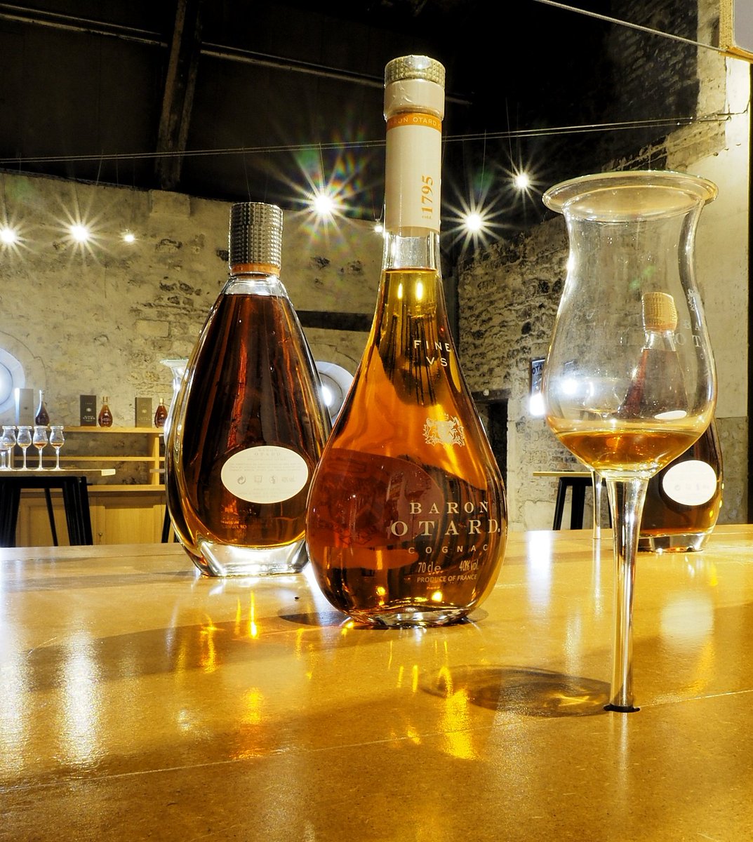 RevistaQTRAVEL's tweet photo. El castillo real de #Cognac fue el lugar de nacimiento de Francisco I y tras los avatares del tiempo que lo han azotado, la bodega de Baron Otard lo ha rejuvenecido para envejecer un excelente Cognac #destinationNA #SuroestedeFrancia #destinationCognac #ChateauRoyaldeCognac https://t.co/ccBYQUBuAN