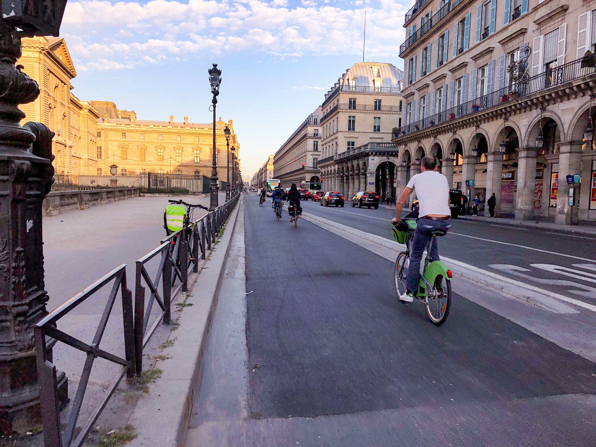 Anne_Hidalgo's tweet photo. Ça y est ! La piste cyclable à double sens rue de Rivoli est ouverte en intégralité. Elle permet de relier de manière sécurisée les places de la Concorde et de la Bastille. Merci pour votre patience ! 🚴♀️🚴♂️🚴♀️🚴♂️#ParisSeTransforme #ParisÀVélo https://t.co/Sv7CGhuTqW