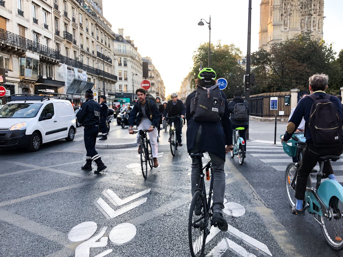 Ça y est ! La piste cyclable à double sens rue de Rivoli est ouverte en intégralité. Elle permet de relier de manière sécurisée les places de la Concorde et de la Bastille. Merci pour votre patience ! 🚴‍♀️🚴‍♂️🚴‍♀️🚴‍♂️#ParisSeTransforme #ParisÀVélo