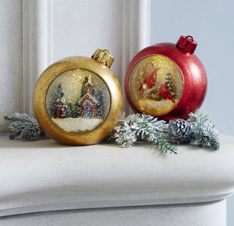 elliexiaoo's tweet photo. Inside our red ornament style lantern, 2 beautiful red cardinals for our devoted bird lovers, in swirling glitter. When turned on a warm LED shines down on the figurine and swirling glitter to gives our Cardinal ornament style water lantern a whimsical look for the Christmas https://t.co/bDzb6QhnMY