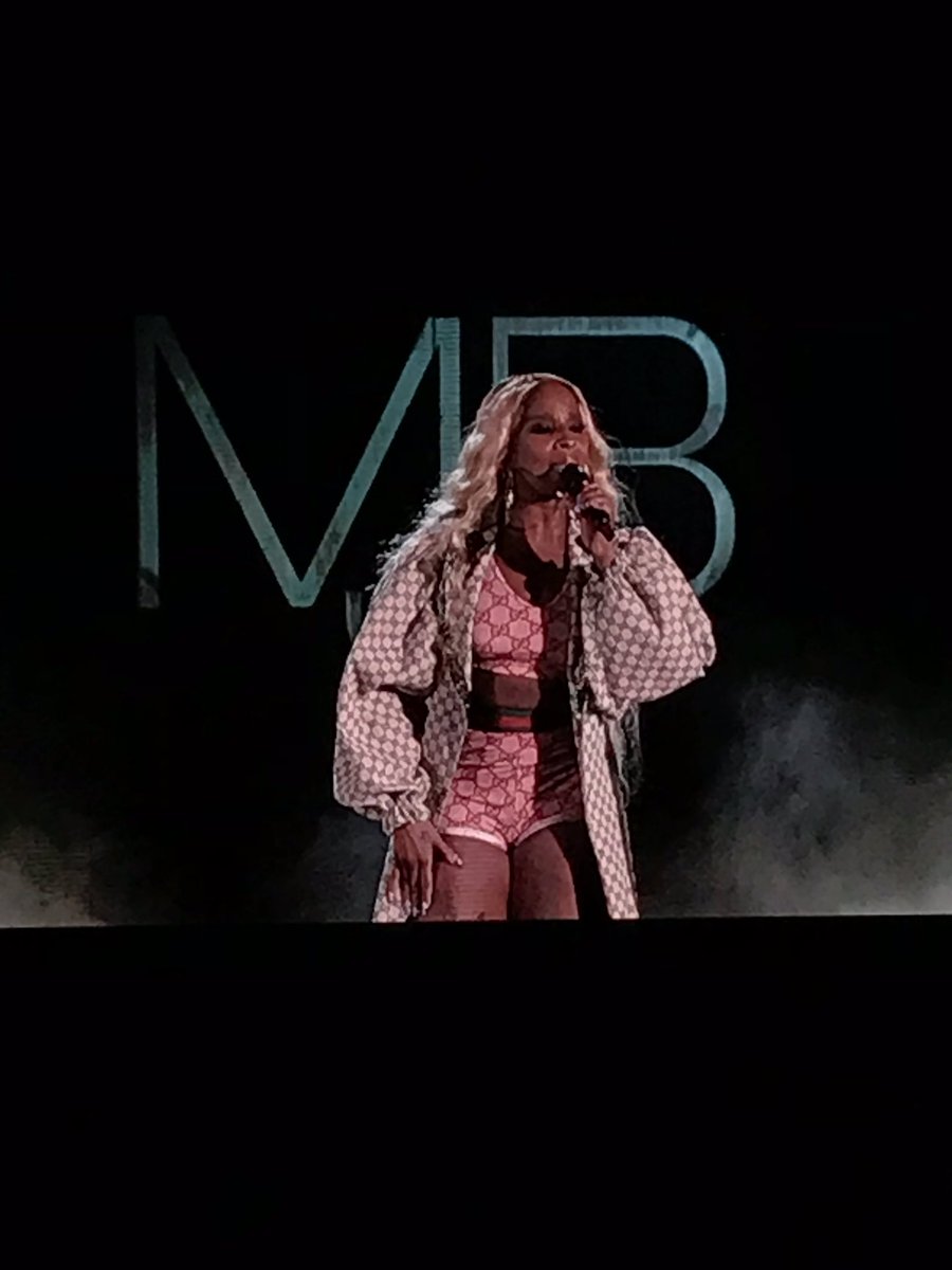 HernandezMJae's tweet photo. Now that @therealmaryjblige exorcised the bad relationship demons from us all, can we PLEASE talk about THIS OUTFIT. I mean the pics don’t do this lewk justice! #MaryJBlige #RoyaltyTour #HollywoodBowl https://t.co/mLTLrM1J96