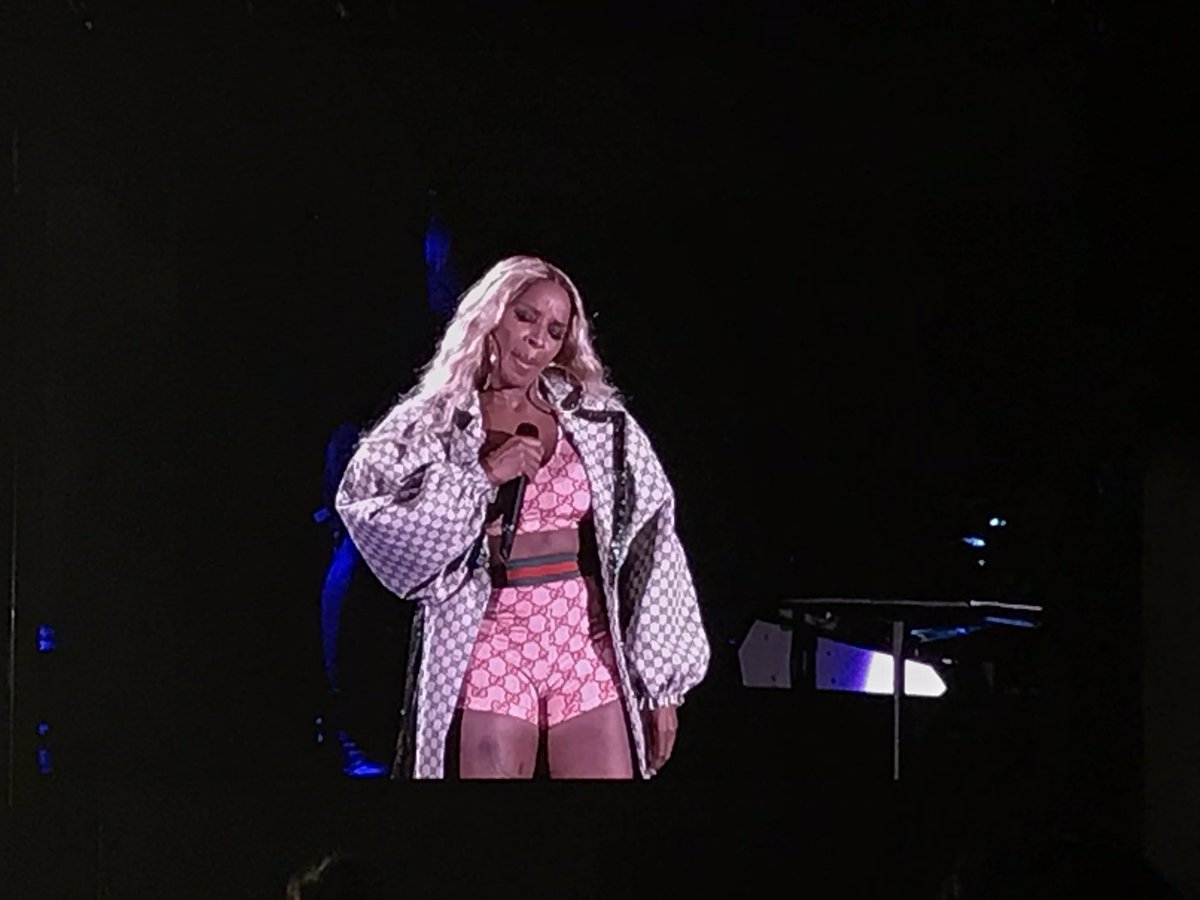 HernandezMJae's tweet photo. Now that @therealmaryjblige exorcised the bad relationship demons from us all, can we PLEASE talk about THIS OUTFIT. I mean the pics don’t do this lewk justice! #MaryJBlige #RoyaltyTour #HollywoodBowl https://t.co/mLTLrM1J96