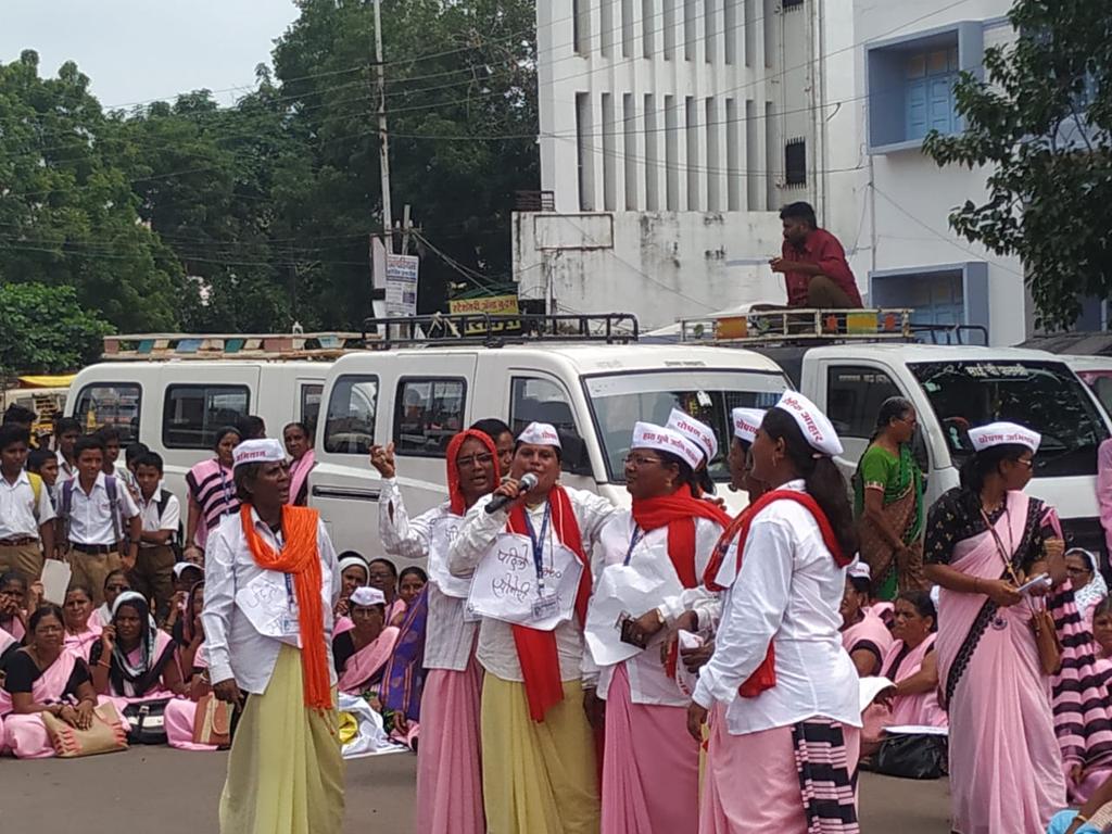 In presence of Hon. MP Dr. Heena Gavit, ZP CEO Mr. Gauda &amp; committed ICDS team from #AspirationalDistrict Nandurbar have organised awareness campaign along with community - #PoshanVyavhar street plays &amp; folk dance #PoshanMaah2019
<a href="/smritiirani/">Smriti Z Irani</a> <a href="/Sajjan95/">Sajjan Yadav IAS</a> <a href="/NITIAayog/">NITI Aayog</a> <a href="/POSHAN_Official/">POSHAN Abhiyaan</a>