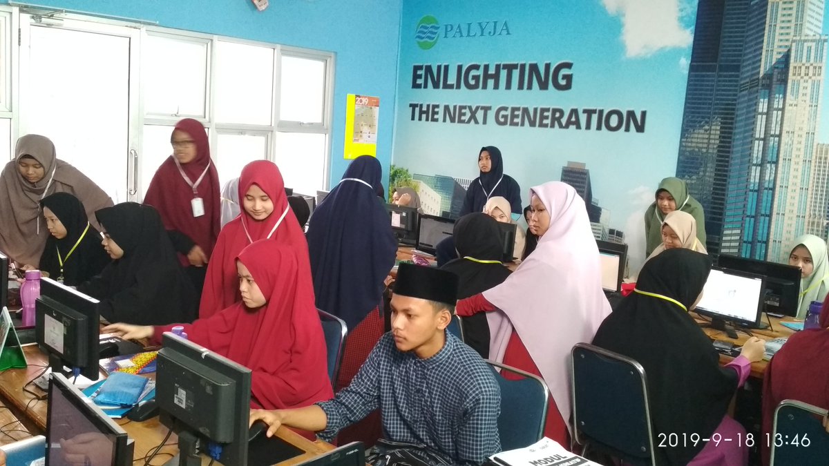 rumahgemilang's tweet photo. Santri Angkatan ke-21 Kelas Tata Busana sedang belajar Pengenalan Internet di ruang kelas Aplikasi Perkantoran. Dibantu teman-teman mereka dari Kelas Aplikasi Perkantoran. Pembelajaran ini bagian dari mata diklat Menulis Kreatif. https://t.co/yEc4SGJ9Pa