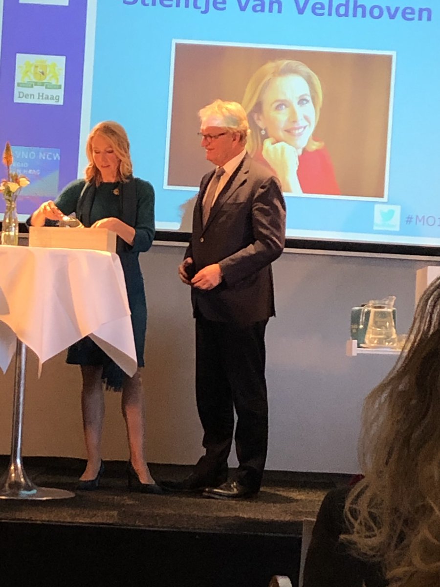 VNONCWDenHaag's tweet photo. Staatsecretaris Van Veldhoven overhandigt Hans de Boer een flesje Plat Haags en Haagse Bubbel #miljoenenontbijt #prinsjesdag @SvVeldhoven #MO19VNO https://t.co/7WHcAXlvRL