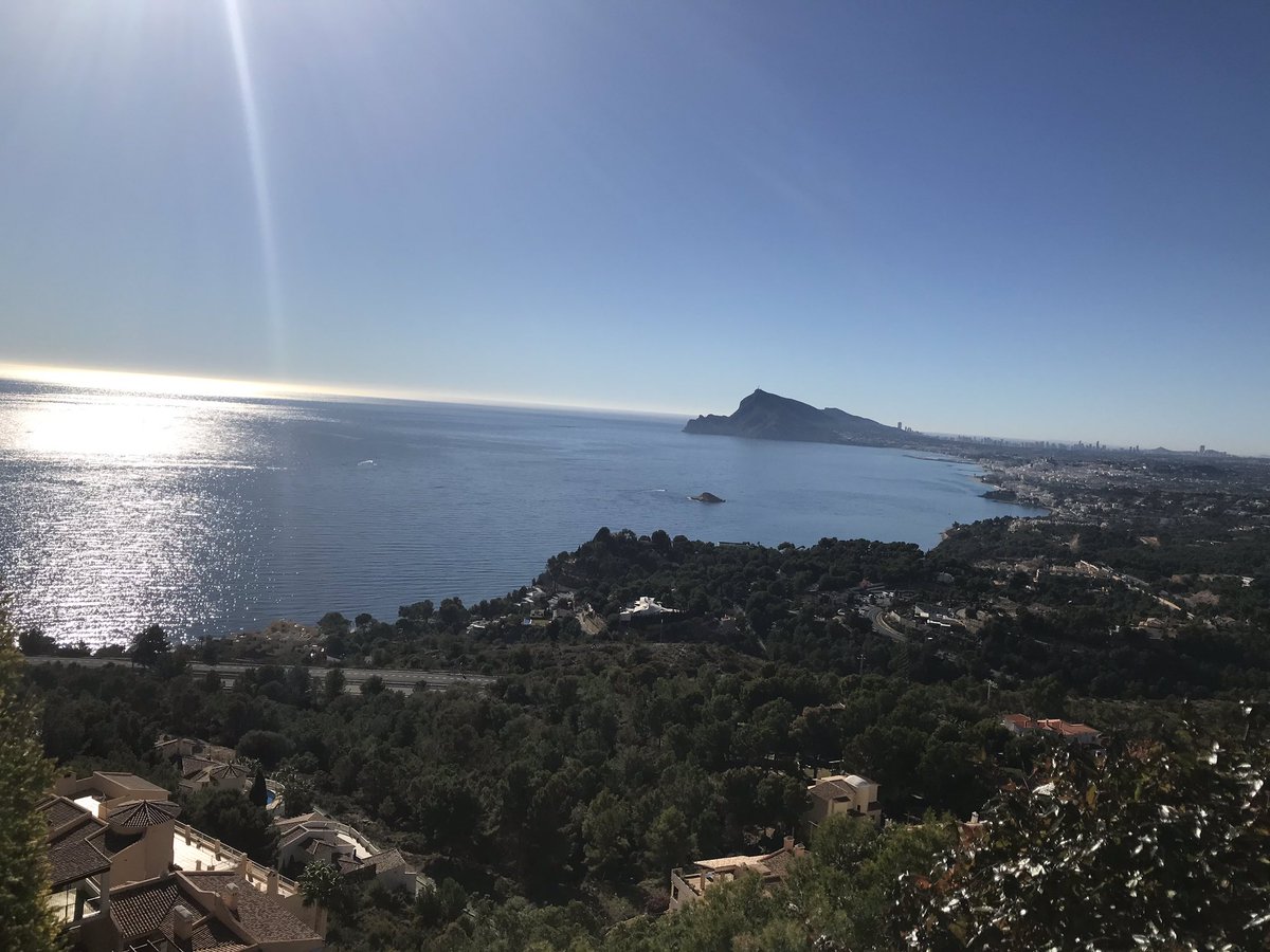 TheMSKittylady's tweet photo. We fly home today and the weather is..........glorious #10daysofrain #callmelucky https://t.co/6hH11HtjUv