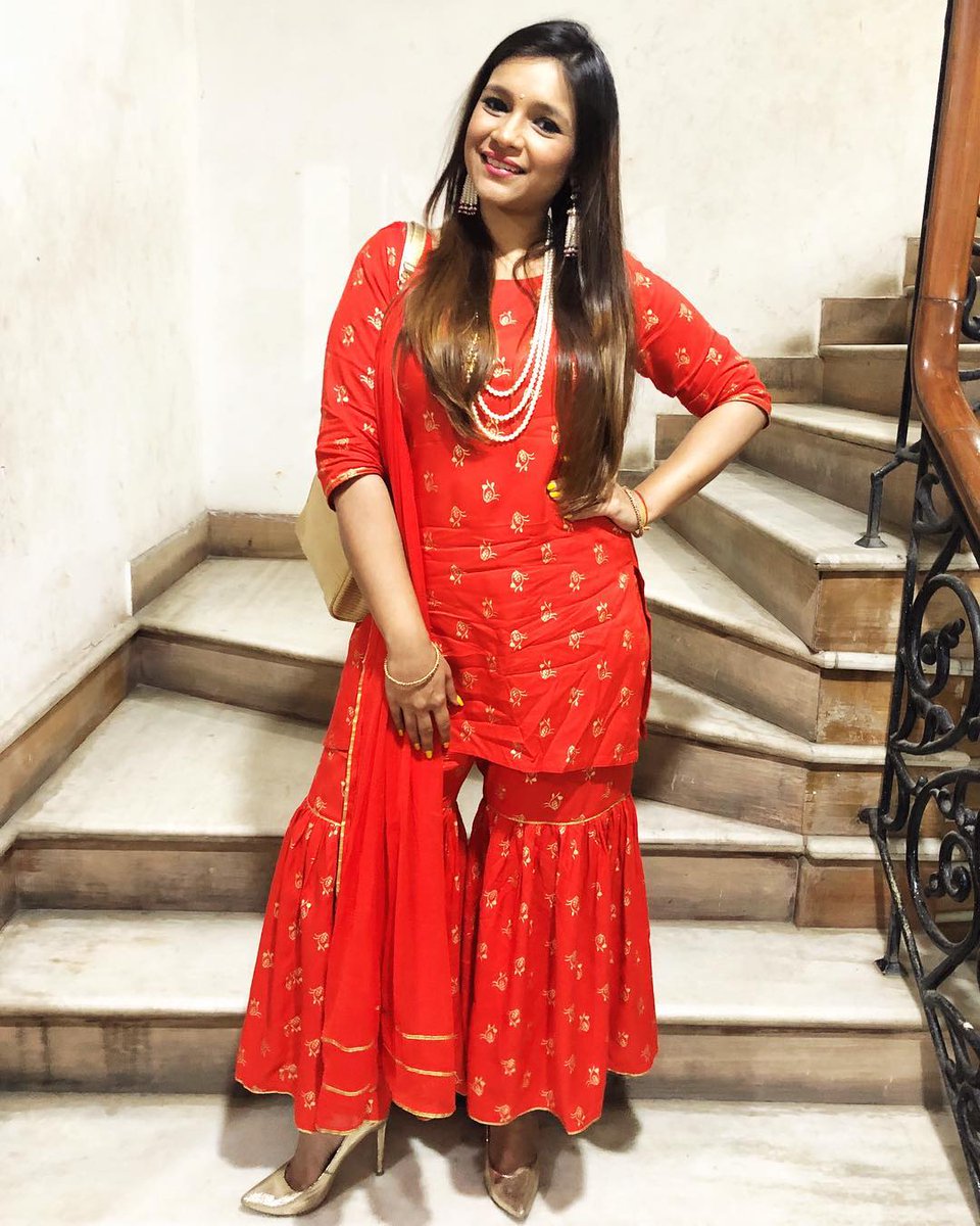RitchStyles's tweet photo. Indian wear #neckdesigns play a crucial role according to body types. #Pear shaped people like me should go for wide #round necks or #boat necks as it shows off your #collar bone area & also makes #shoulders look broader, thus balancing out the broad #hips.
#fashion #tips #style https://t.co/24PburVjz2
