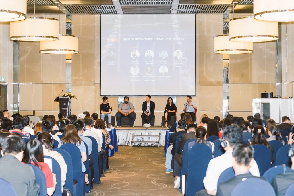 AnkittGaur's tweet photo. It was awesome representing @koinfox with @KoryHoang representing @StablyCoin at #Blocksummit organized by @BitMartExchange. Thank you @sheldonbitmart for organising such a great event. https://t.co/uMRTnLJwNO