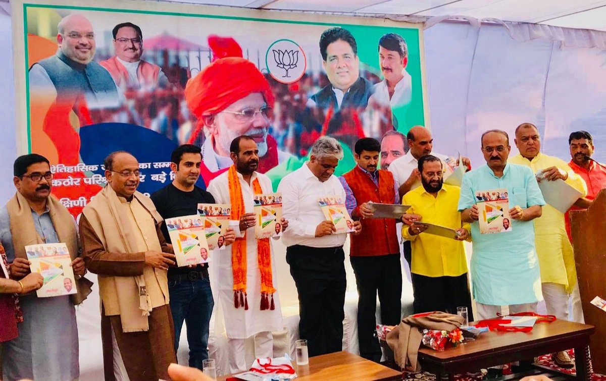 ashishsood_bjp's tweet photo. #ModiSarkar2 के 100 दिन के बड़े फैसलों और लोकप्रिय सांसद, भाई श्री @rameshbidhuri जी द्वारा दक्षिणी दिल्ली लोकसभा क्षेत्र में कराये कार्यों पर आधारित #JanConnect Booklet का @BJP4India के राष्ट्रीय महामंत्री श्री @byadavbjp जी एवं अन्य #BJP नेताओं ने विमोचन किया।
#MODIfied100 https://t.co/Ze5vMJnlZl