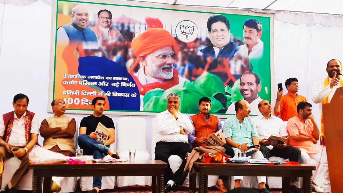 ashishsood_bjp's tweet photo. #ModiSarkar2 के 100 दिन के बड़े फैसलों और लोकप्रिय सांसद, भाई श्री @rameshbidhuri जी द्वारा दक्षिणी दिल्ली लोकसभा क्षेत्र में कराये कार्यों पर आधारित #JanConnect Booklet का @BJP4India के राष्ट्रीय महामंत्री श्री @byadavbjp जी एवं अन्य #BJP नेताओं ने विमोचन किया।
#MODIfied100 https://t.co/Ze5vMJnlZl