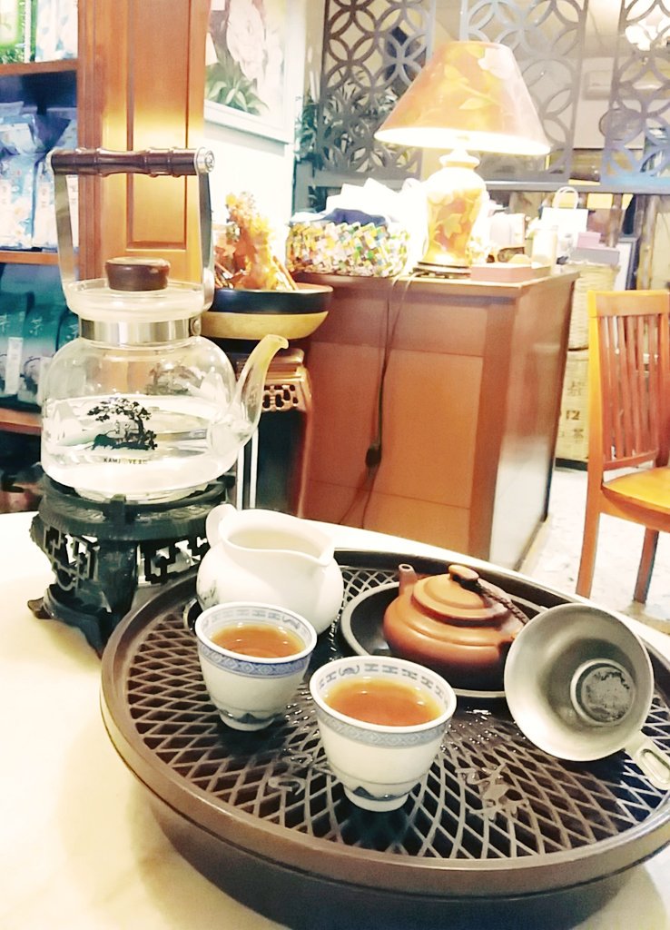 Tried another nearby tearoom! This time it's Tie Luo Han, a wuyi oolong tea. And my guess was correct, due to its smokey aroma, it's a rock cliff tea!!  #TeaTimeWithKC