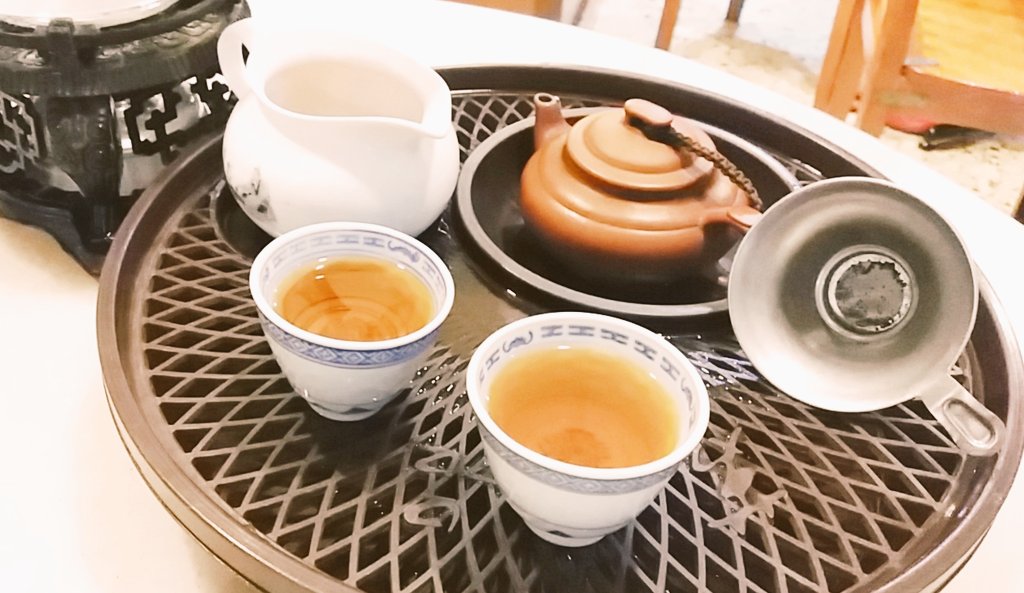 Tried another nearby tearoom! This time it's Tie Luo Han, a wuyi oolong tea. And my guess was correct, due to its smokey aroma, it's a rock cliff tea!!  #TeaTimeWithKC