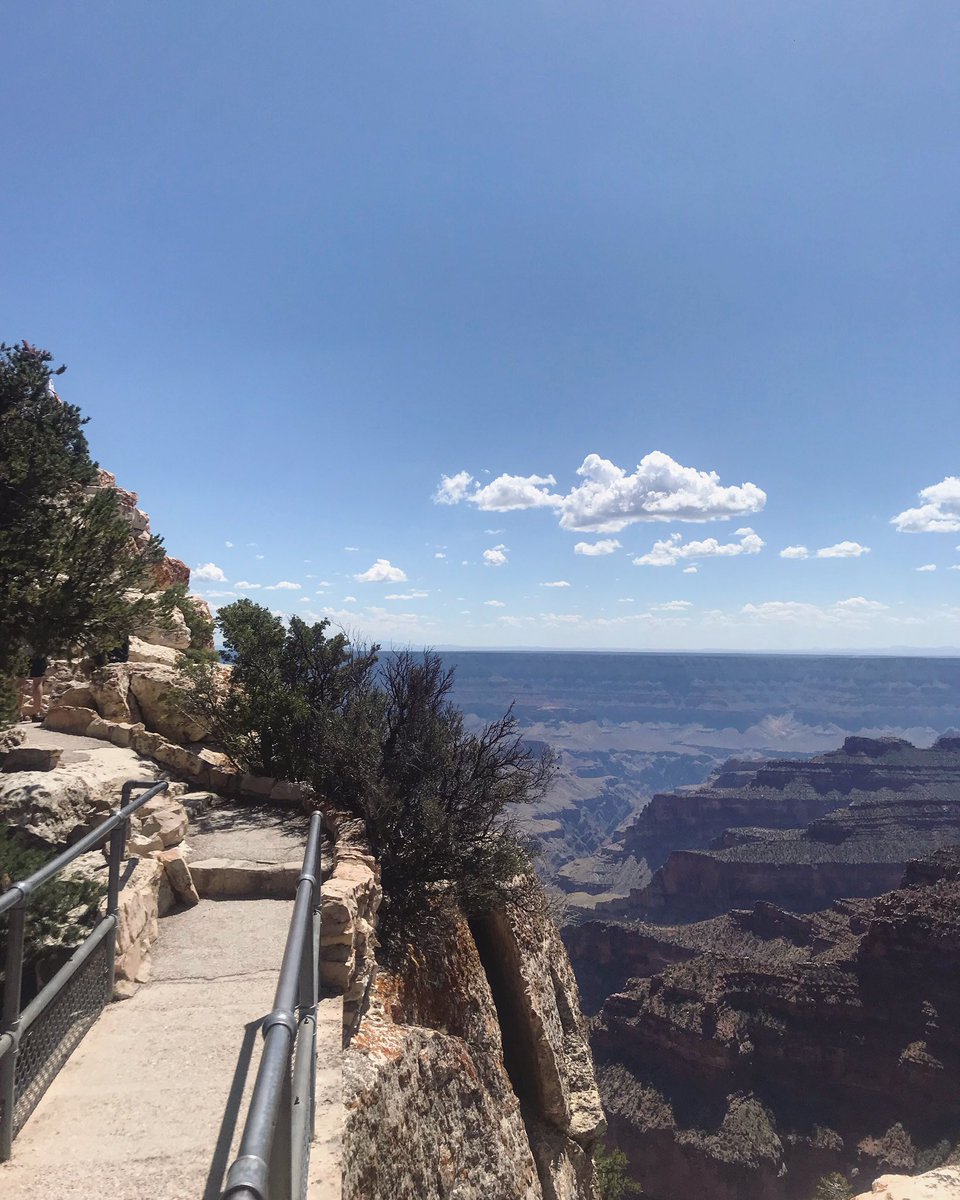 lifeviewers's tweet photo. The space is equally beautiful and terrifying. 🥺 

While it may seem you are in the flatlands, there are thousands of feet between you and the sea level at the #grandcanyon 🌄 

We’re slowly getting back into it, but keep catching ourselves daydreaming about our US #roadtrip 🇺🇸 https://t.co/b51elNWYXK