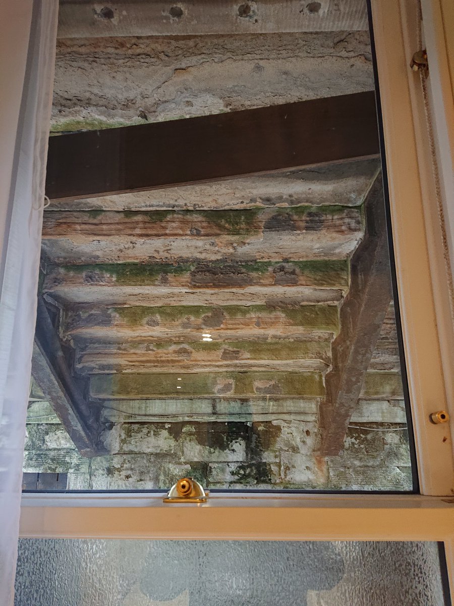 HronekPatrik's tweet photo. Služební cesta do Edinburghu a výhled z hotelového okna. Už to může být jen lepší... #zcest #Edinburgh https://t.co/Zf0oMKMfYw