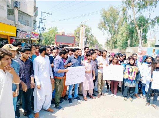 سپاف سندھ کے مرکزی قیادت کی ہدایت پہ آج سکھر پریس قلب پہ #NimritaKumari کے بگنہا قتل پہ سپاف سکھر سٹی اور سپاف یونٹ غلام محمد مھر میڈیکل کالیج کی طرف سے احتجاج کیا گیا 
#PPPStandWithNimritaFamily