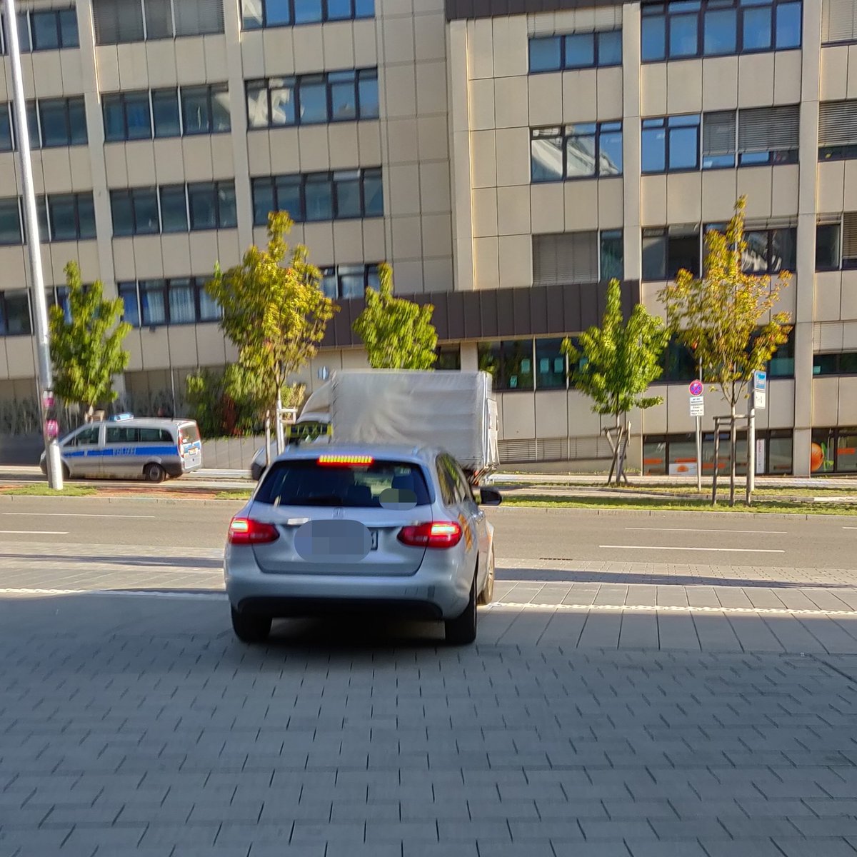 CriticalMass_S's tweet photo. Seit die Pfosten an der Stadtbibliothek weg sind, nutzen Taxen regelmäßig die #Londonerstr als #Shortcut zwischen #Lissabonnerstr und #Wolframstr. Quasi direkt vor den Augen der Polizei 🙄 https://t.co/Ub0ezq1hLt