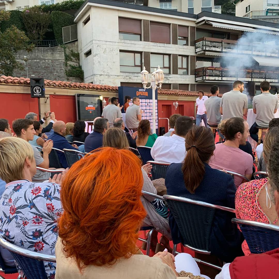 GrupoBakara's tweet photo. Presentes en la presentación del @gipuzkoabasket 2019-2020 #GrupoBakara #DeltecoGBC #GBC https://t.co/Pc6OxFFZWh