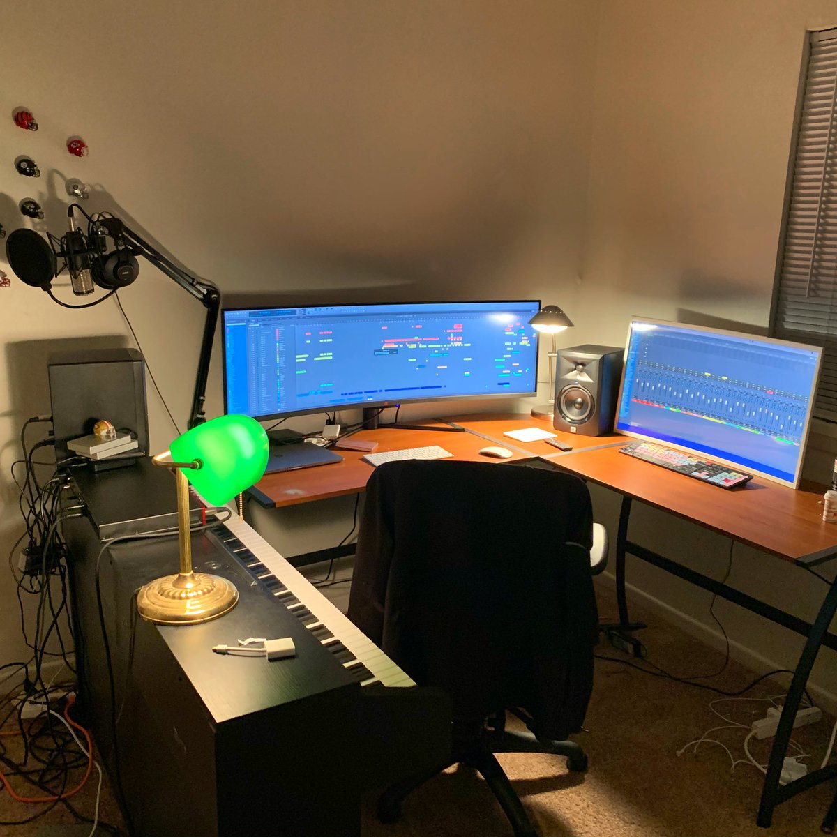 AxelProduction1's tweet image. Definitely enjoying my ne 49” ultra wide 4K screen with Digital Performer and Pr Tools. It makes writing and editing so much easier.