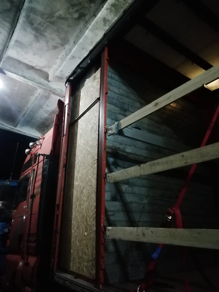 Закарпатські митники виявили приховані 38 тис. пачок цигарок у вантажівці bit.ly/2lWfutw