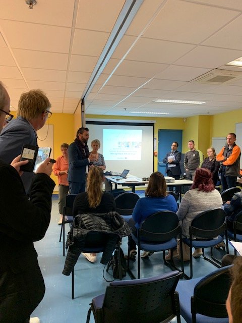 Franck BOULANJON, sous-préfet en charge de la cohésion sociale, a participé ce jour à l'action job dating à #AireSurLaLys, visant à recruter 8 logisticiens. 
Dans le cadre de la semaine des #emploisfrancs, @poleemploi_HDF a présenté 10 demandeurs d'emploi éligibles au dispositif.