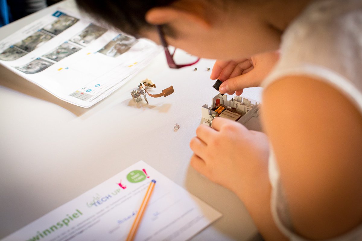 OVEpr's tweet photo. In genau einem Monat ist es soweit: Girls! TECH UP lädt Mädchen zwischen 12 und 16 Jahren und deren Eltern zu einem Erlebnistag am 18. Oktober ins Haus der Ingenieure in Wien. Mehr: https://t.co/u8prCggpUB (Foto: OVE/Marco de Boes) https://t.co/txyYVPD3CO