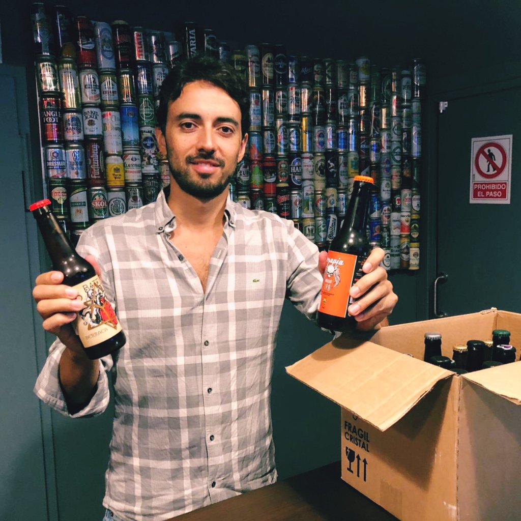 Otro premiado en el sorteo del #BlindTap de la #MadridBrew recoge su lote de cervezas. ¡Enhorabuena! #laMejorIPA